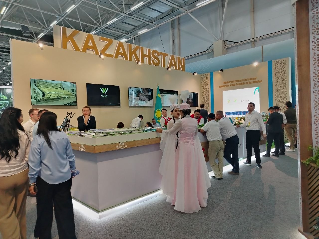 EcoExpo Central Asia 2026 asosiy banneri EXPO CENTER ichida